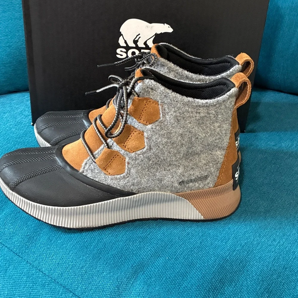 Sorel Black and Tan Lace-Up Boots - Picture 7 of 12
